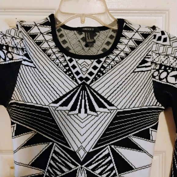 Forever 21 Size Medium Black and White Geometric Long Sleeve Dress - Picture 3 of 6
